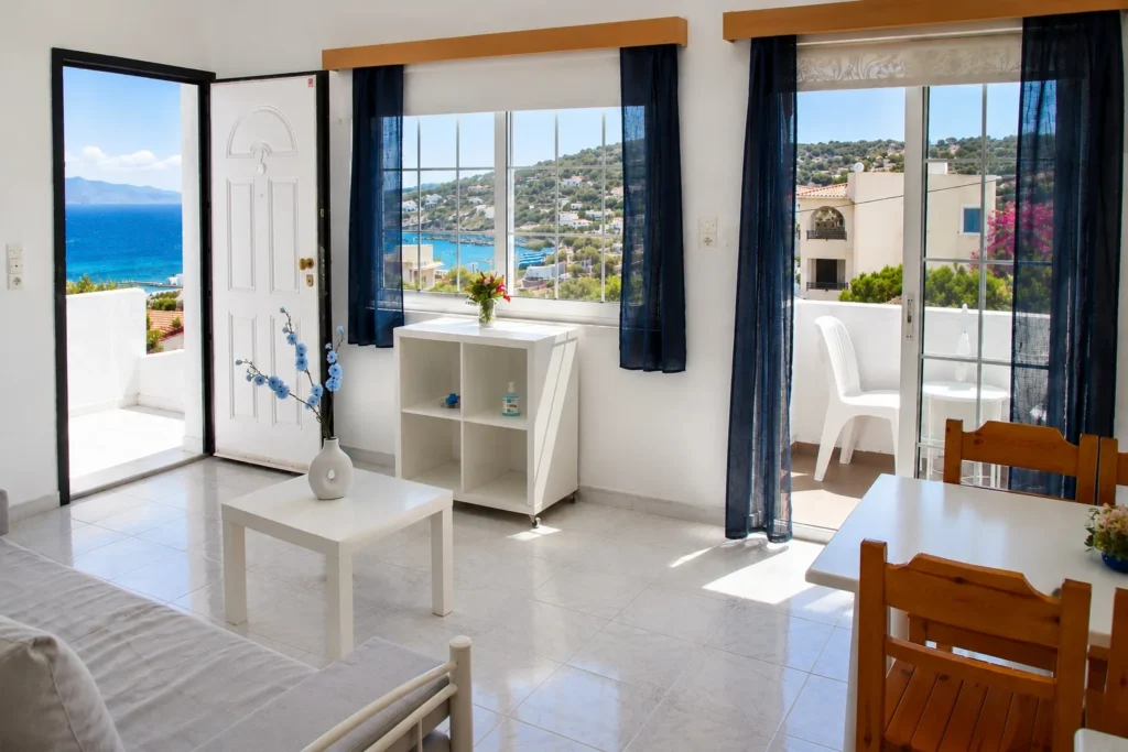 Diamerisma me thea sti thalassa bluedolphin aigina